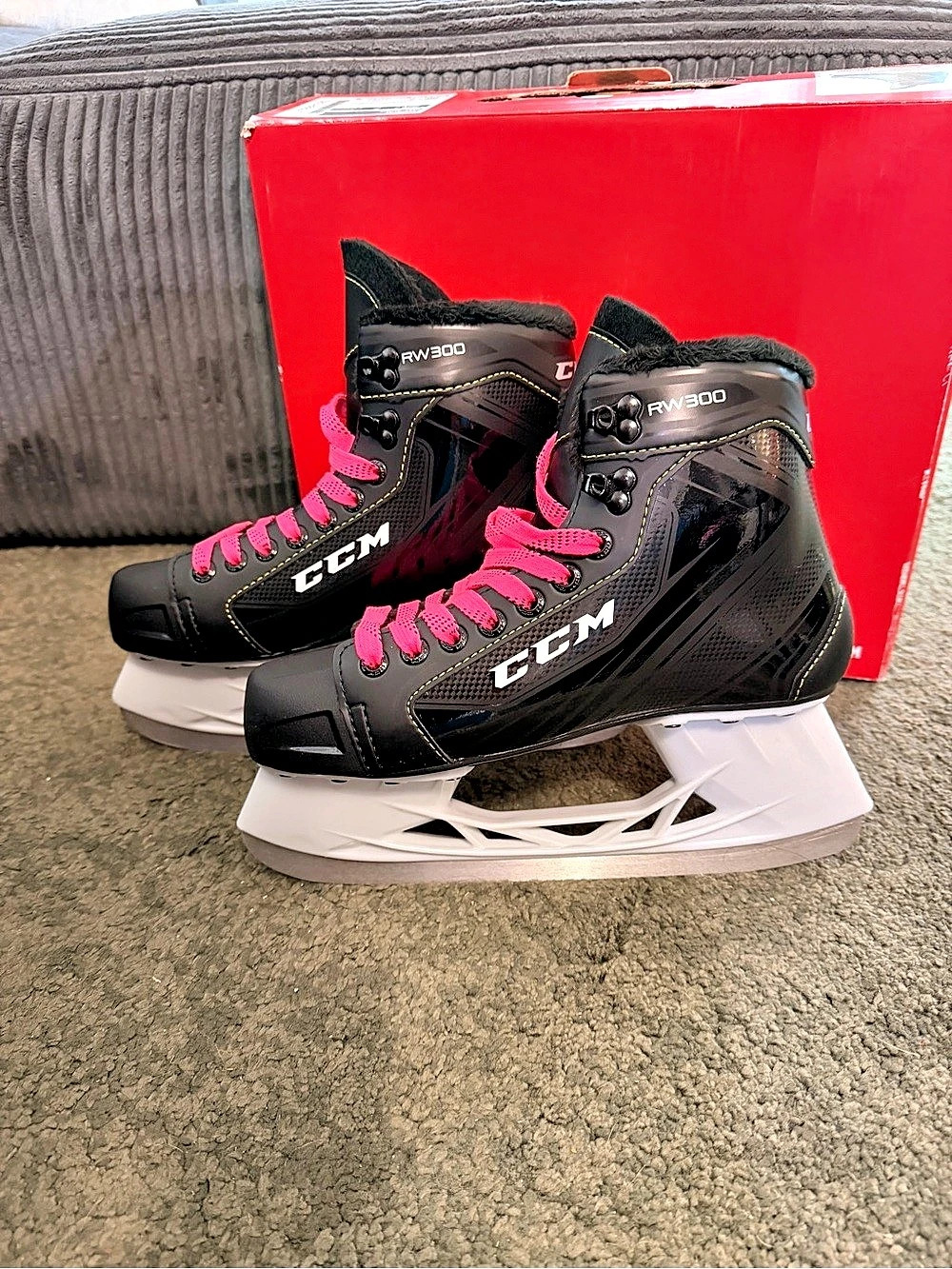 CCM RW300 Ice Skates – Size 7 – Like New + Extra Laces
